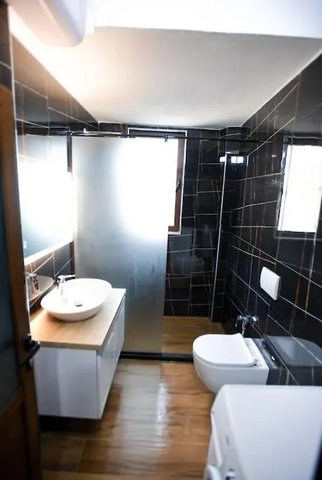 Claire'S Cosy Flat Central Berat 0*,